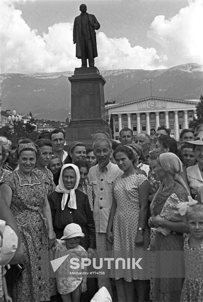 Hồ Chí Minh visits the USSR
