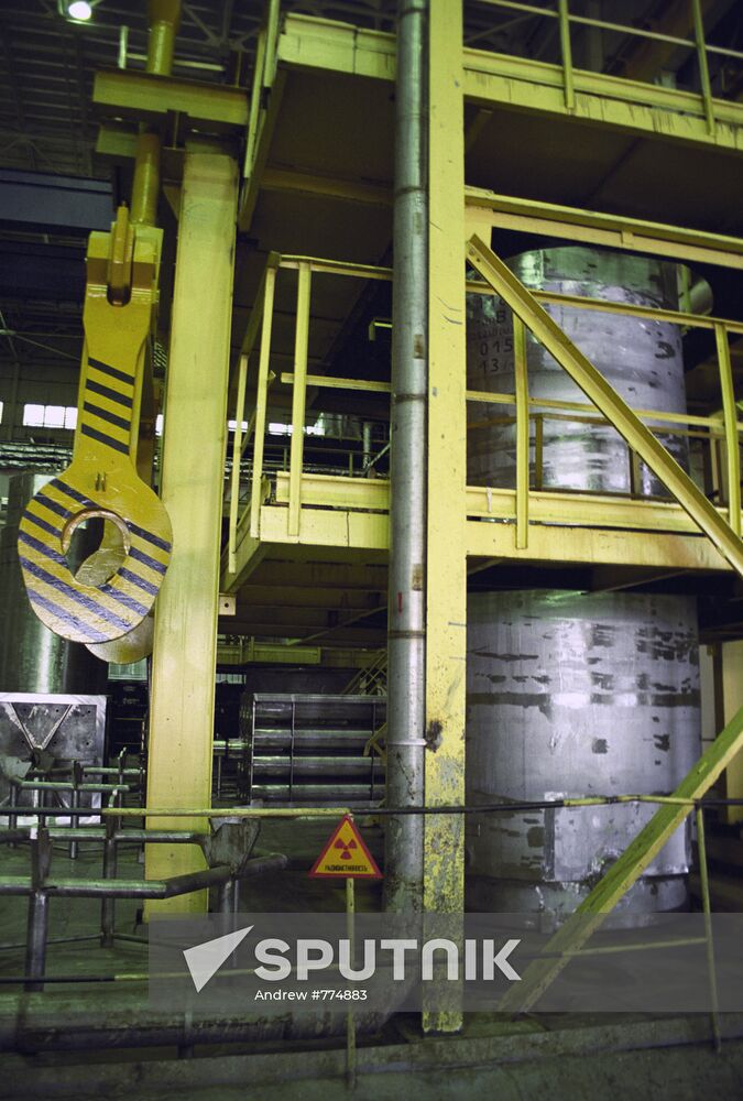 Transfer basket for transportation of nuclear fuel waste