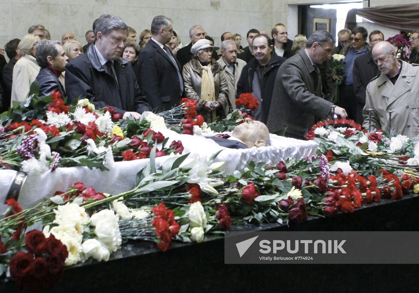 People pay last respects to Georgy Arbatov