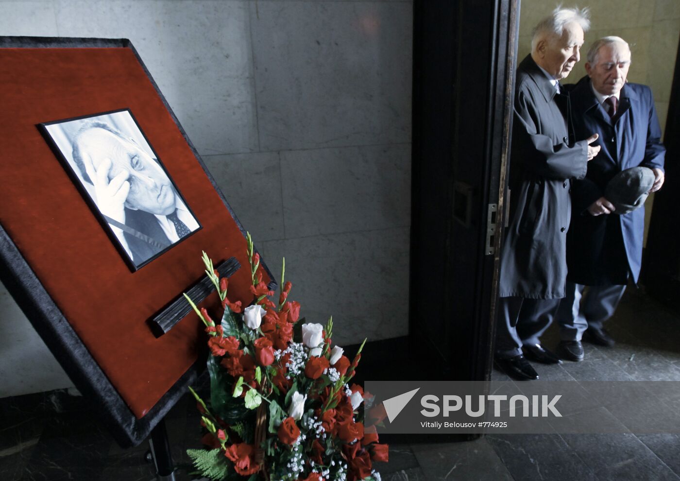 People pay last respects to Georgy Arbatov