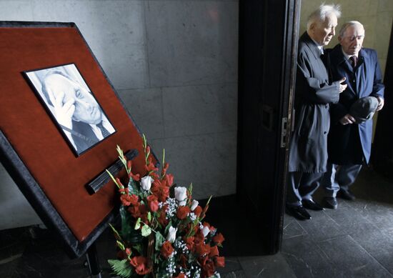 People pay last respects to Georgy Arbatov