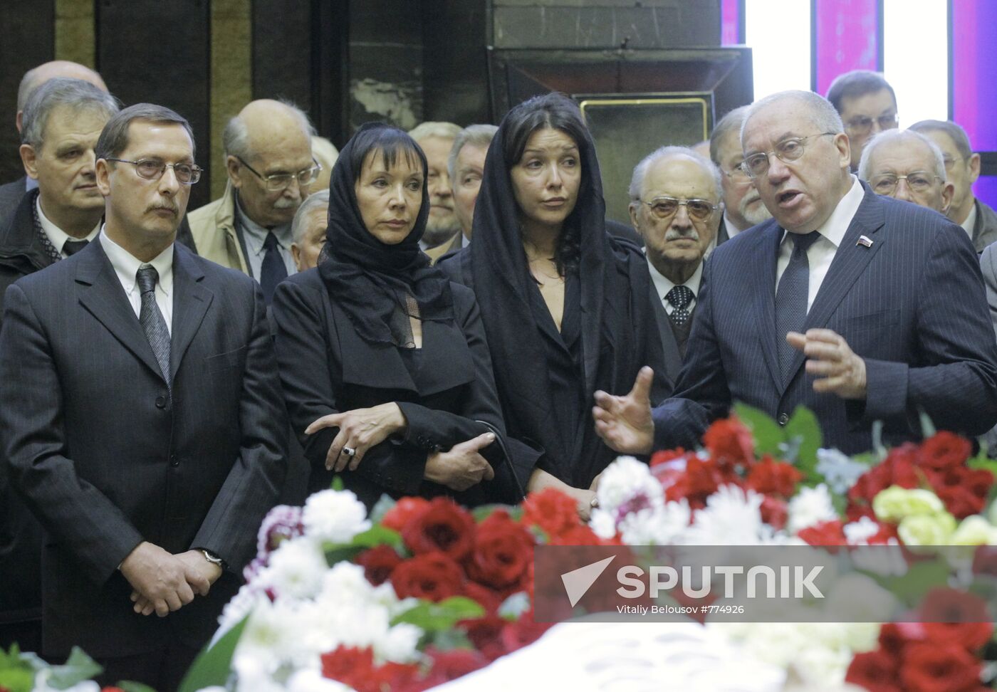 People pay last respects to Georgy Arbatov