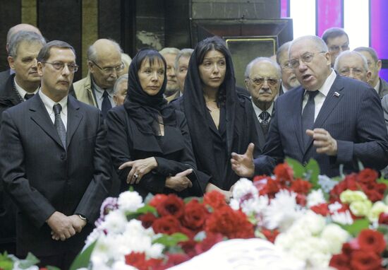 People pay last respects to Georgy Arbatov