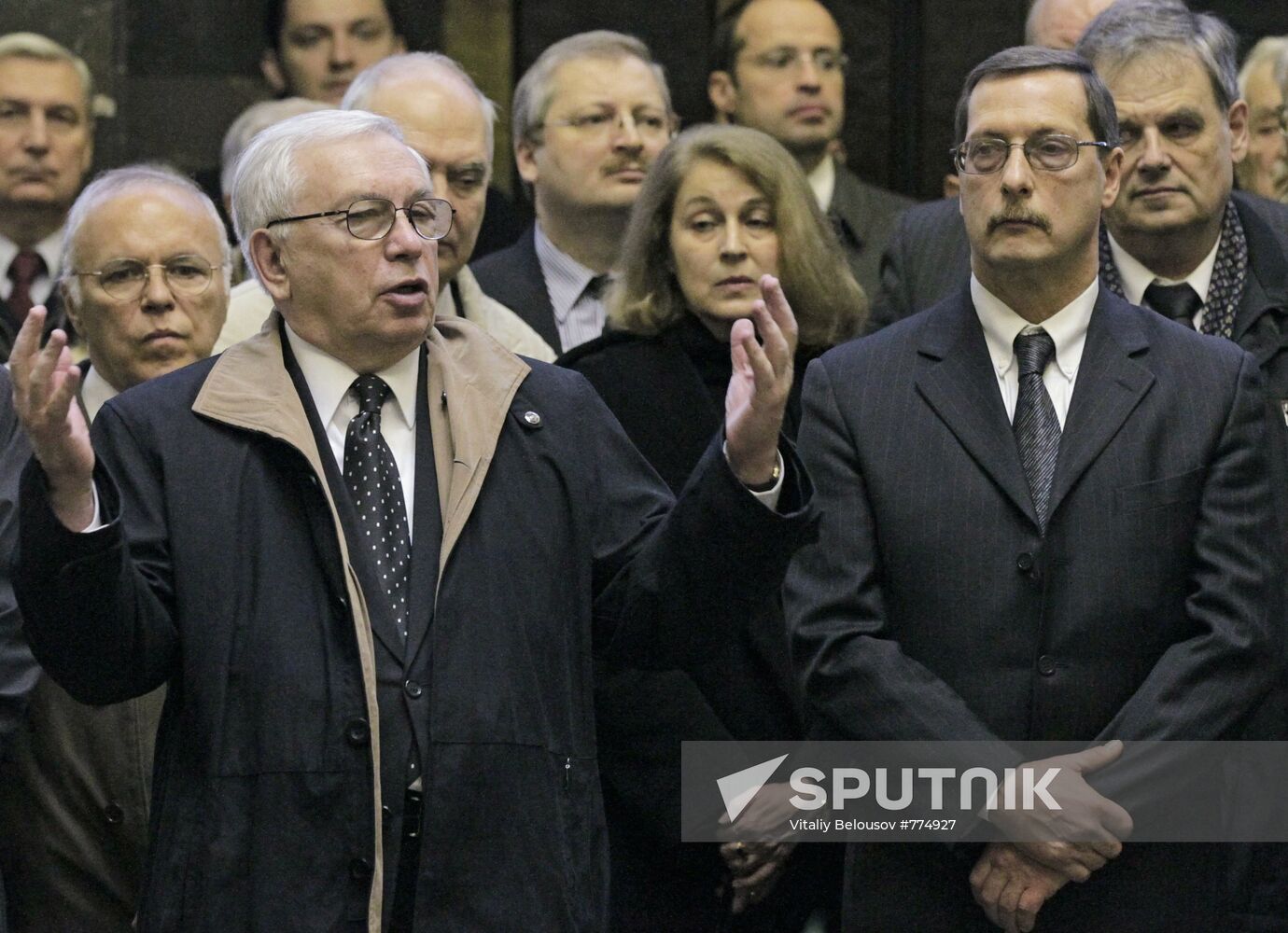 People pay last respects to Georgy Arbatov