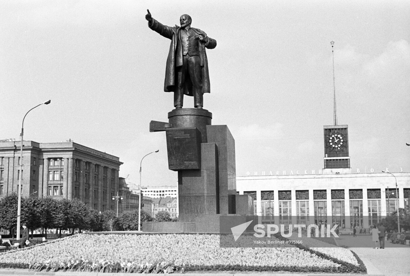 Vladimir Lenin Monument near Finlyandsky Rail Terminal