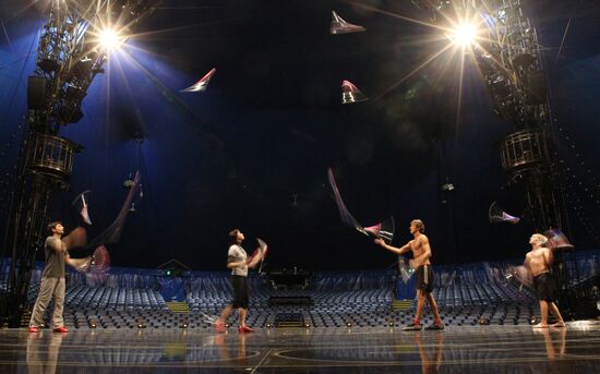 Cirque du Soleil's jugglers