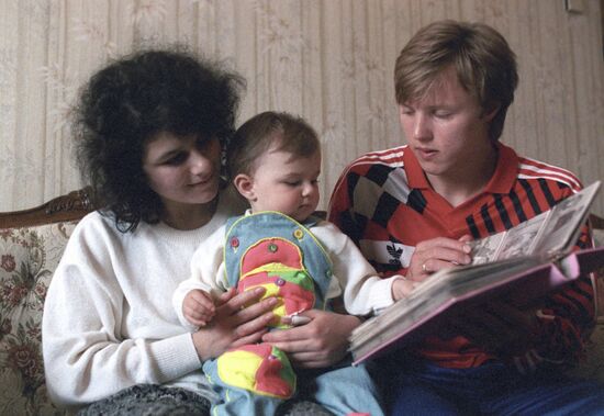 Football player Igor Kolyvanov with family