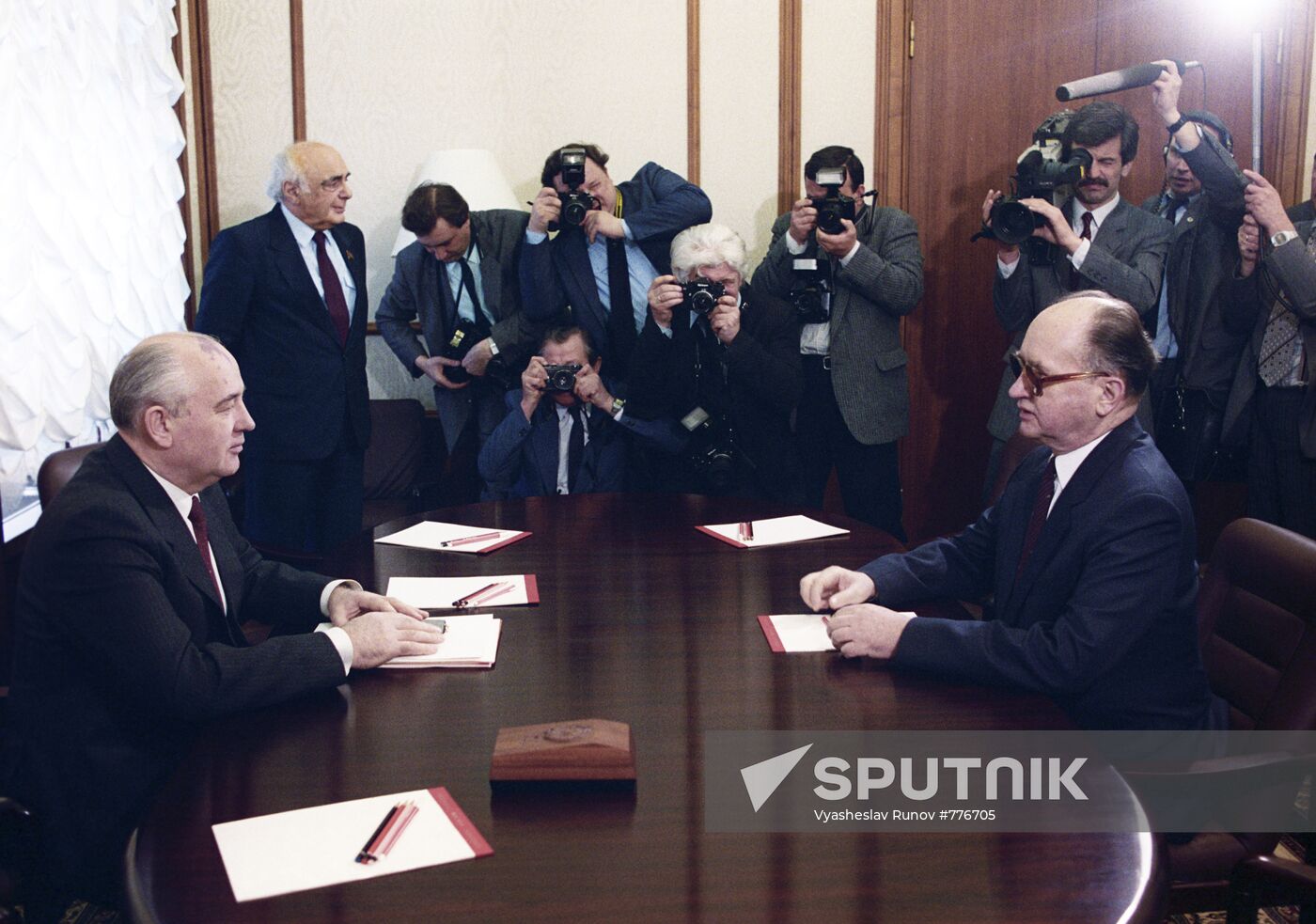 Mikhail Gorbachev and Wojciech Jaruzelski
