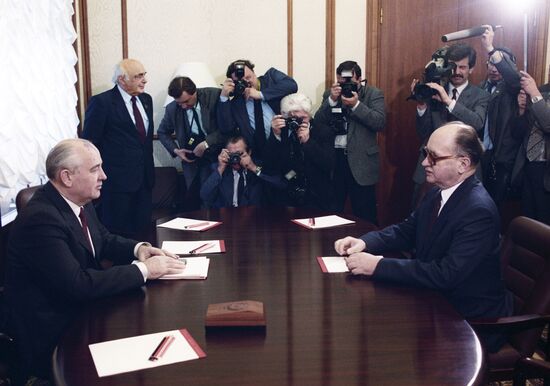 Mikhail Gorbachev and Wojciech Jaruzelski