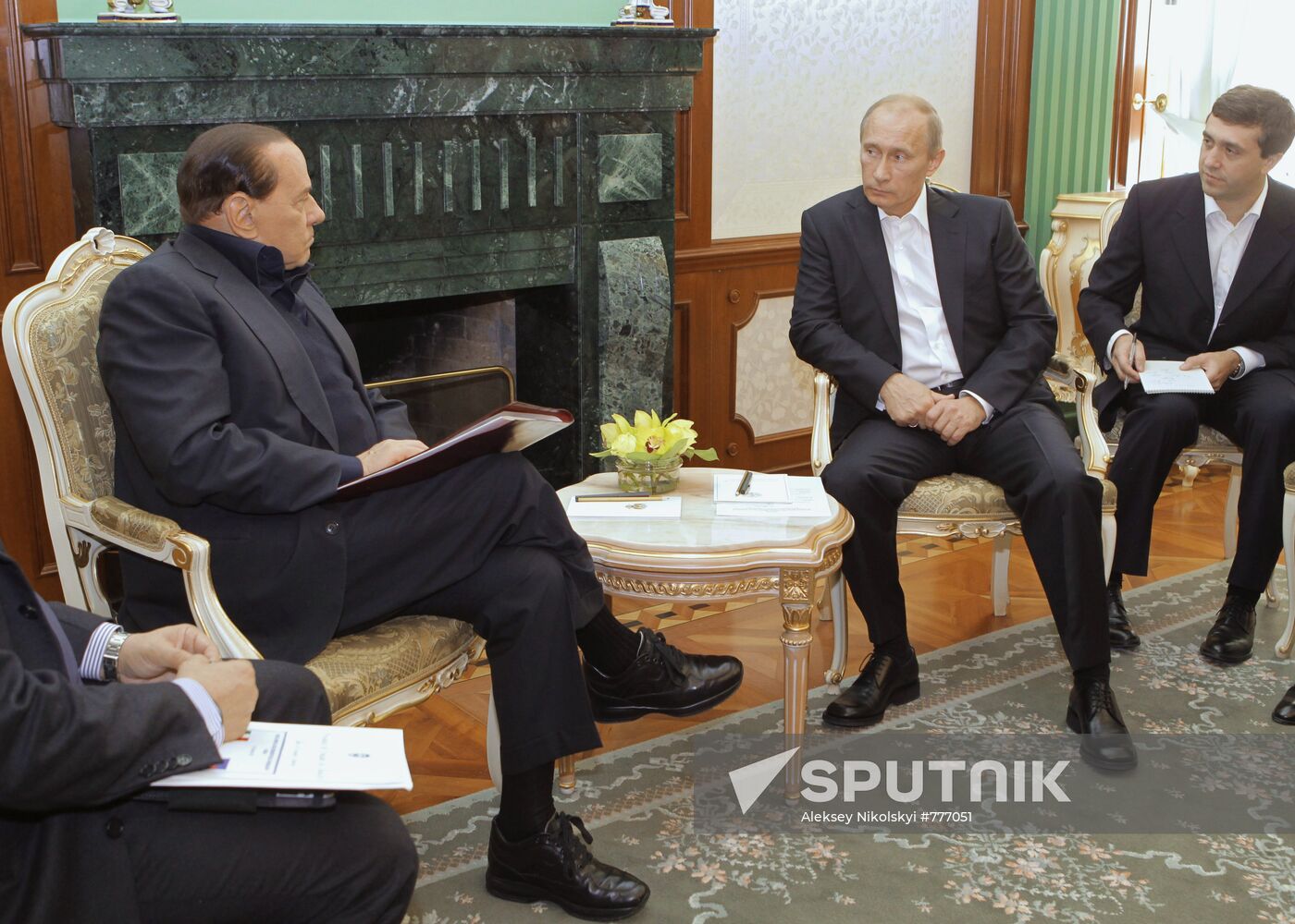 Putin meets Berlusconi in Leningrad Region