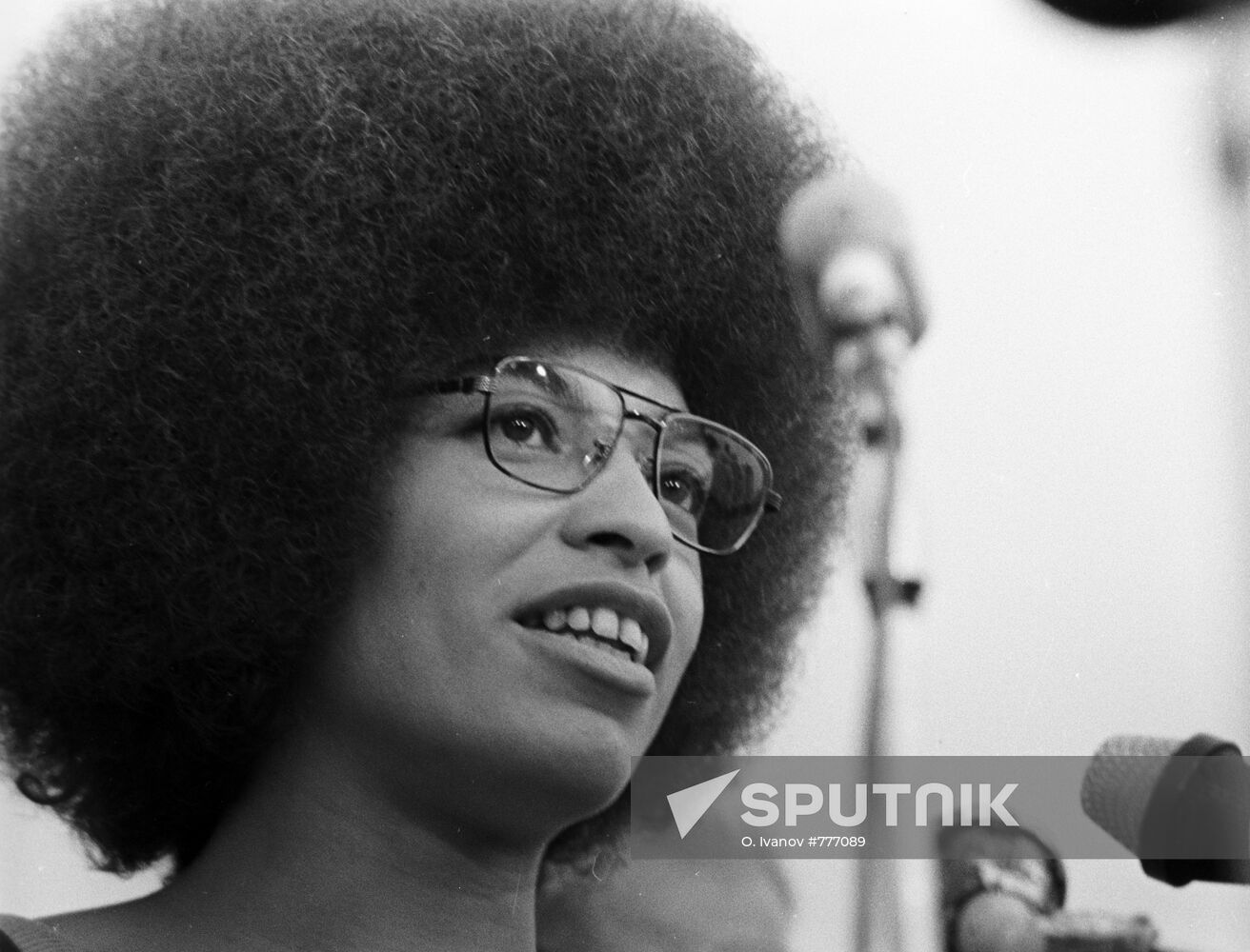 Angela Davis arrives in Moscow
