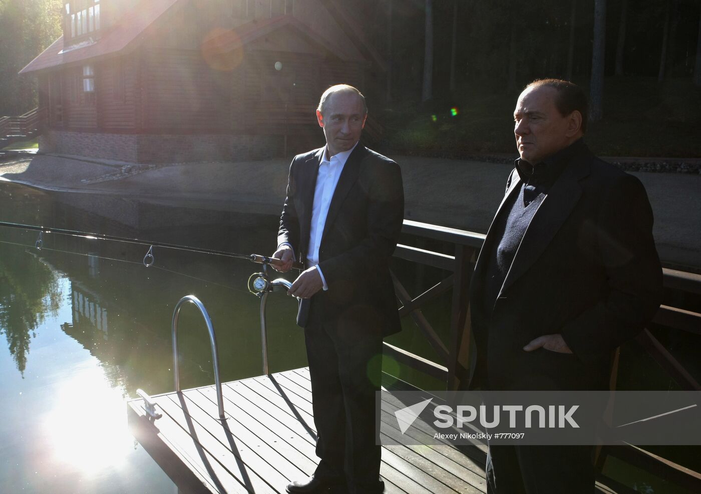 Putin meets Berlusconi in Leningrad Region