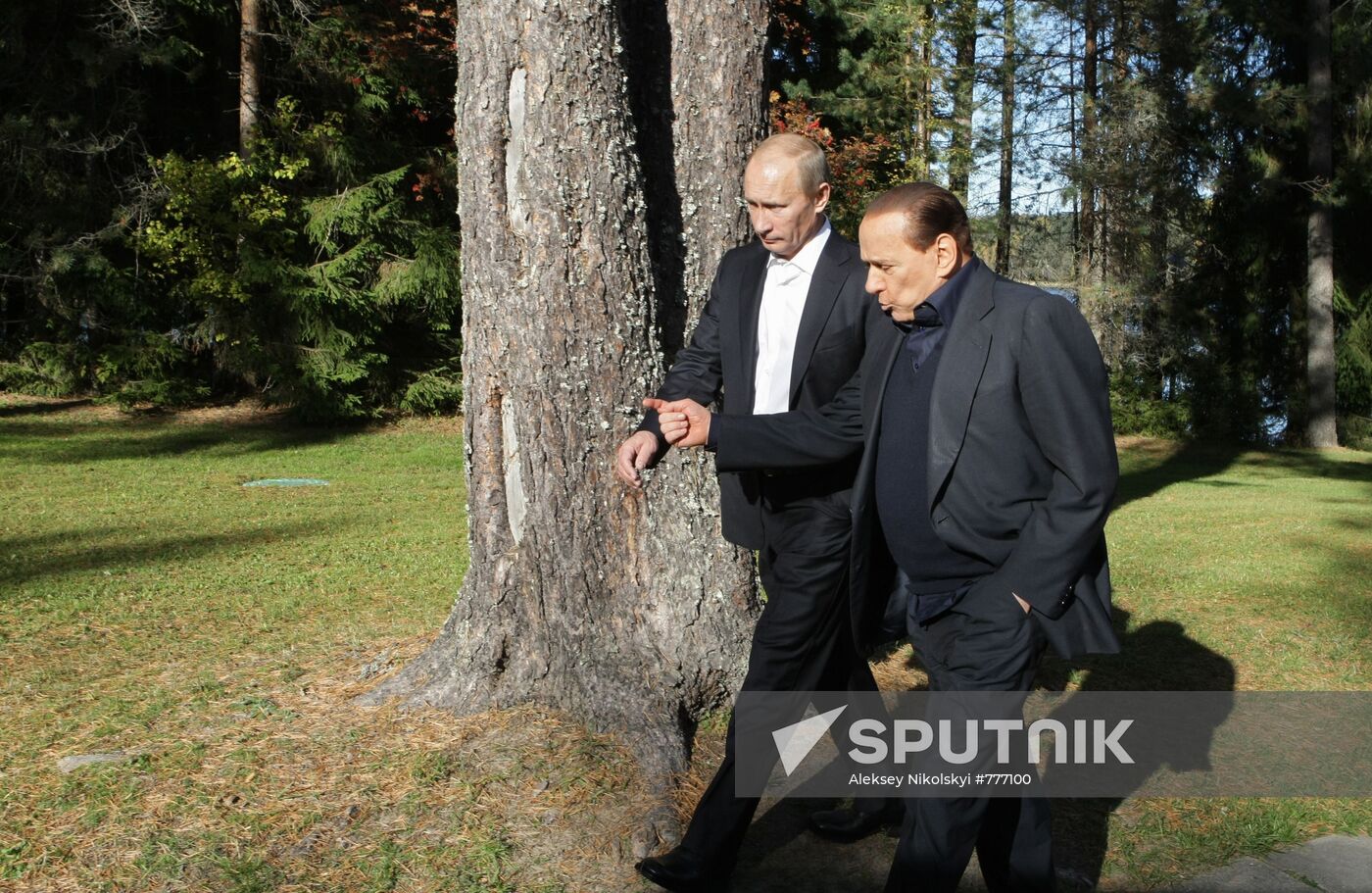 Putin meets Berlusconi in Leningrad Region