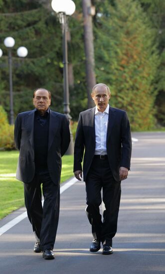 Putin meets Berlusconi in Leningrad Region