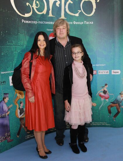 Yekaterina Strizhenova and Alexander Strizhenov with daughter