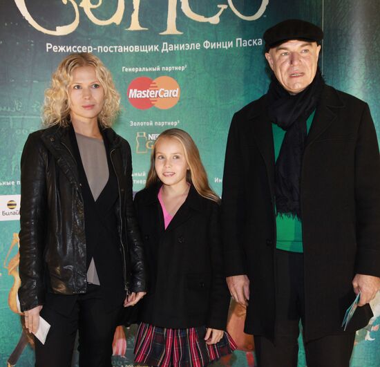Sergei Mazayev with wife and daughter