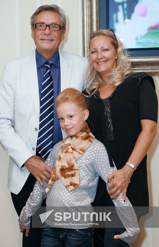 Alexander Mikhailov with wife Kseniya and daughter