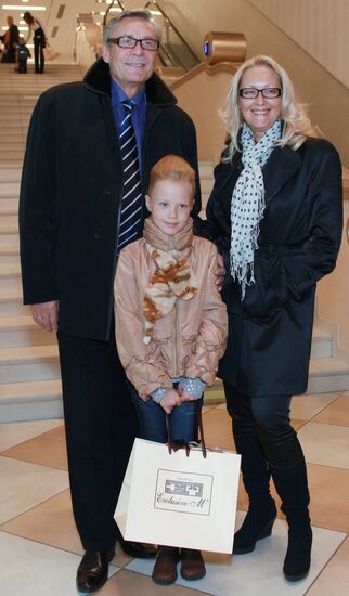 Alexander Mikhailov with wife Kseniya and daughter