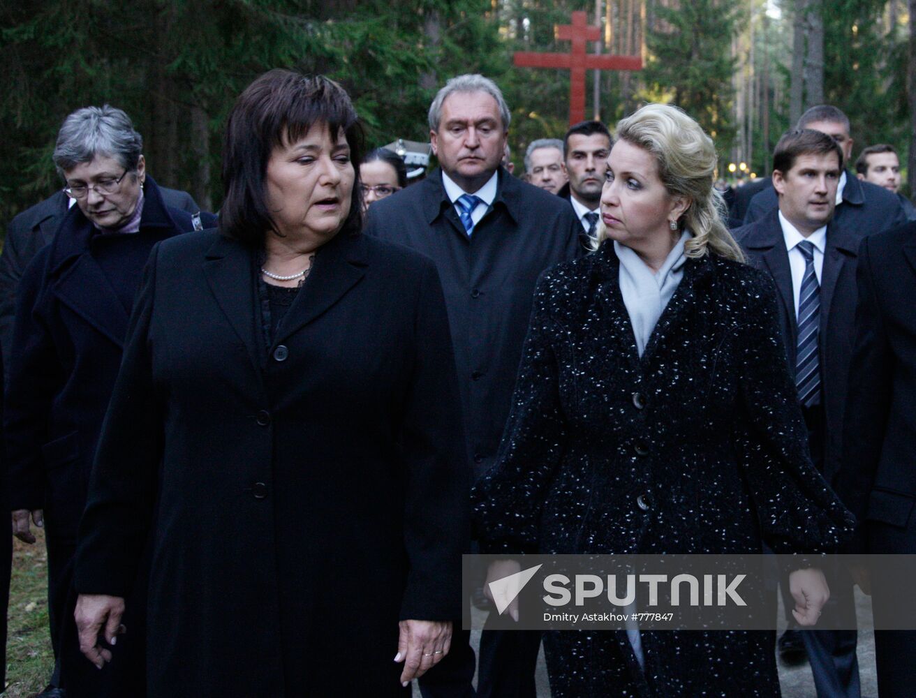 Russian, Polish first ladies visit Katyn memorial complex