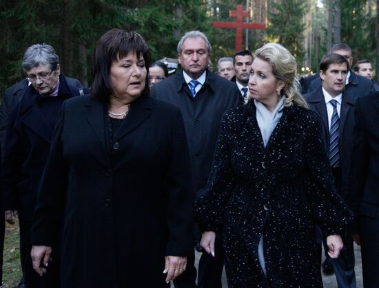 Russian, Polish first ladies visit Katyn memorial complex