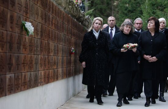 Svetlana Medvedeva attends memorial events in Katyn