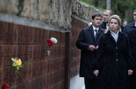Svetlana Medvedeva attends memorial events in Katyn