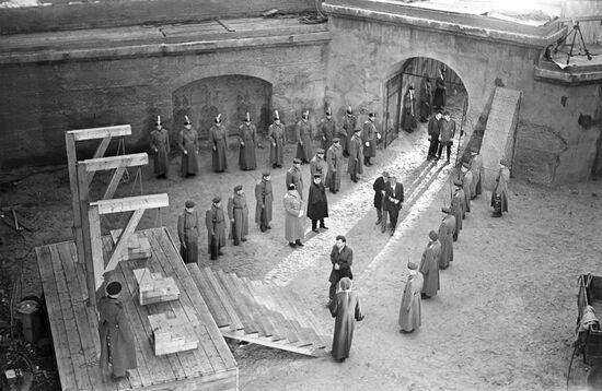 Still from film 'Kazneny na rassvete'