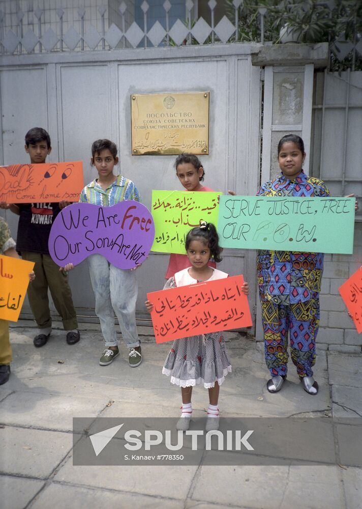 Kuwaiti children with slogans