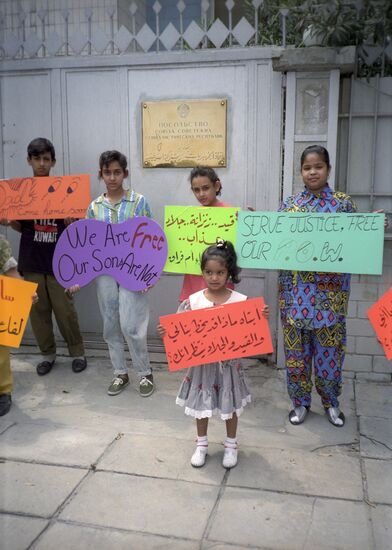 Kuwaiti children with slogans