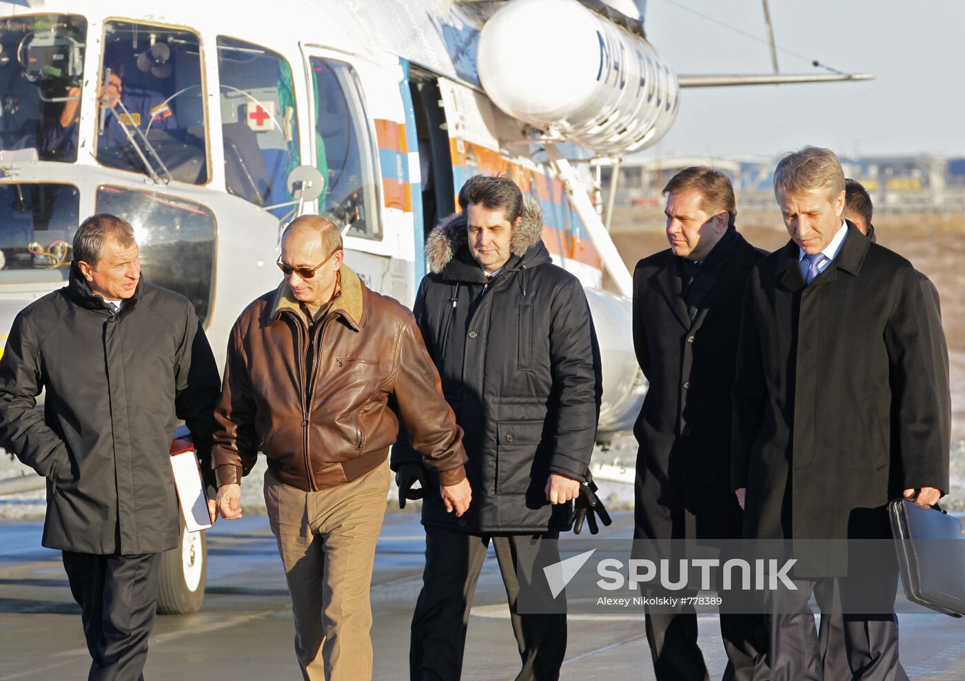 Vladimir Putin visits Yurkharovskoye natural gas field