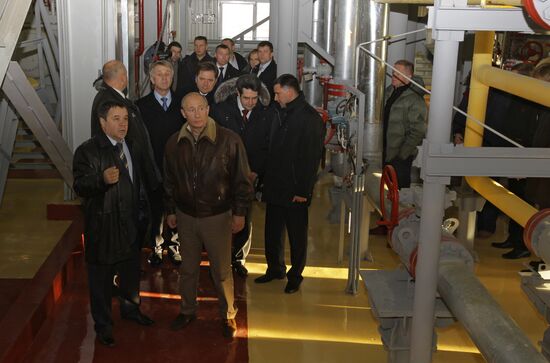 Vladimir Putin visits Yurkharovskoye natural gas field
