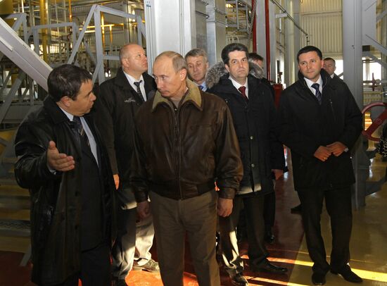 Vladimir Putin visits Yurkharovskoye natural gas field