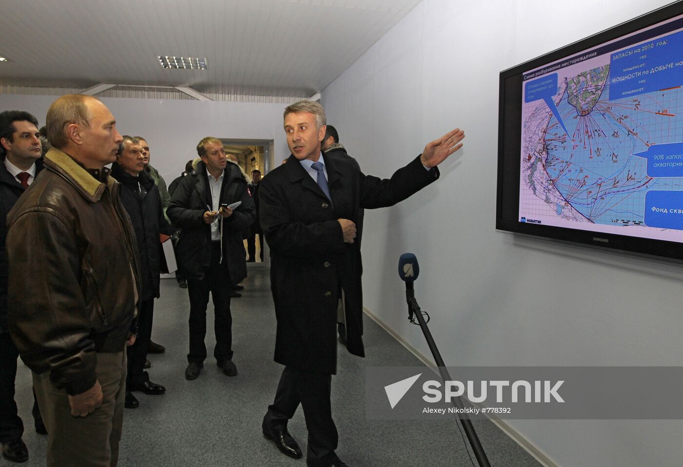 Vladimir Putin visits Yurkharovskoye natural gas field