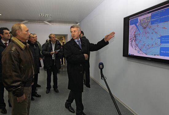 Vladimir Putin visits Yurkharovskoye natural gas field