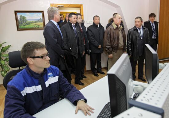 Vladimir Putin visits Yurkharovskoye natural gas field