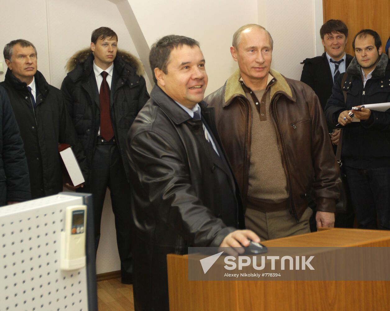 Vladimir Putin visits Yurkharovskoye natural gas field