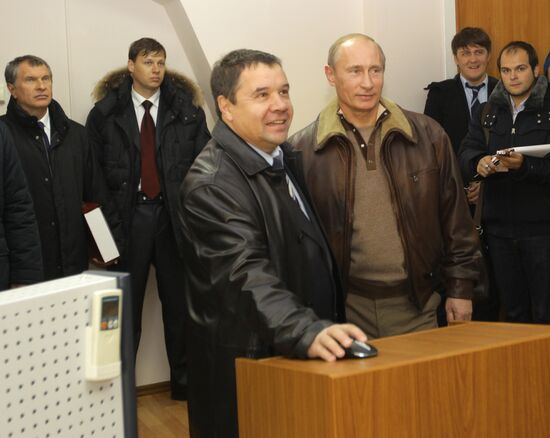 Vladimir Putin visits Yurkharovskoye natural gas field