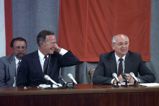 Mikhail Gorbachev and George Bush Sr. at news conference