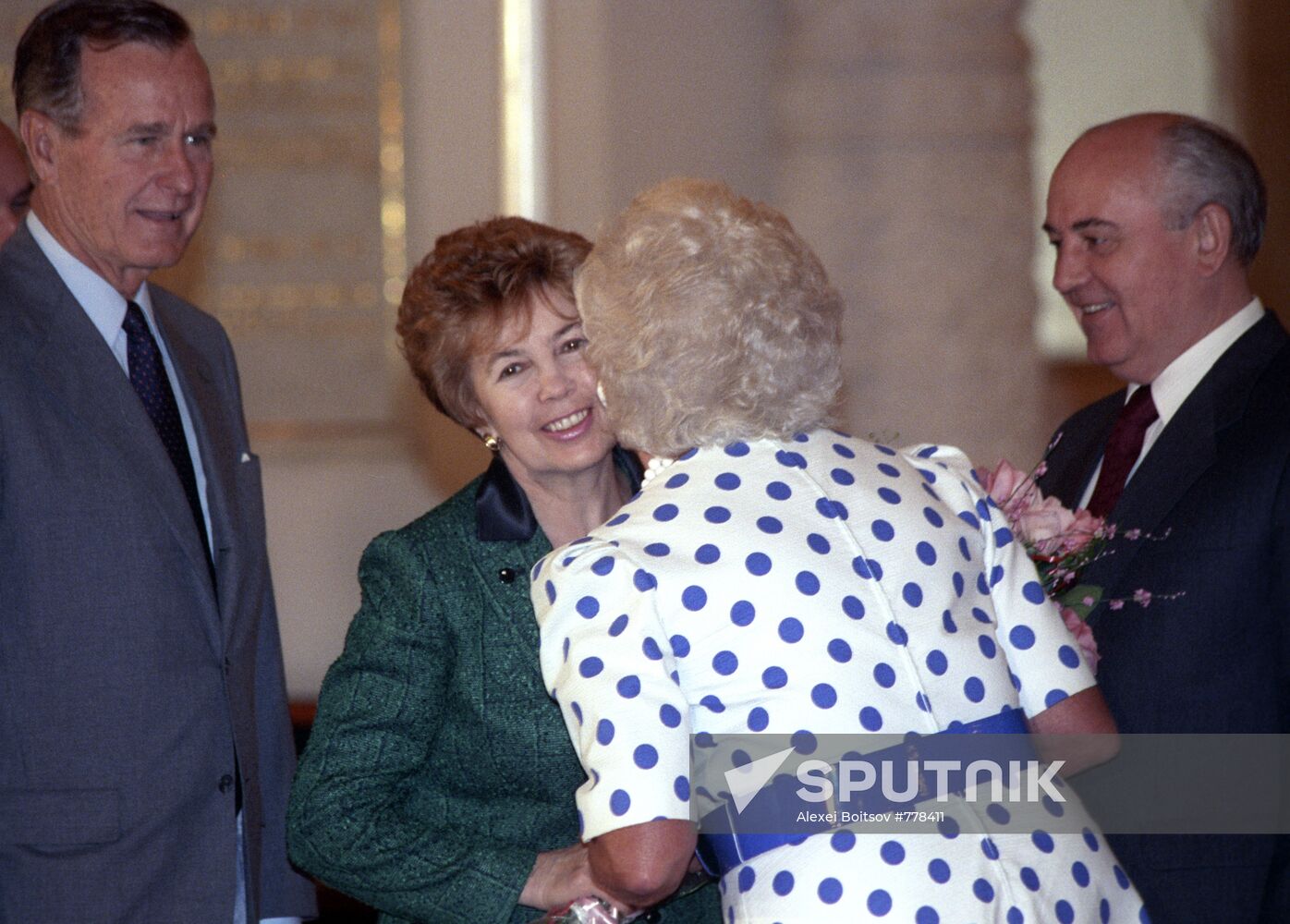 Mikhail Gorbachev and George Bush Sr. with wives