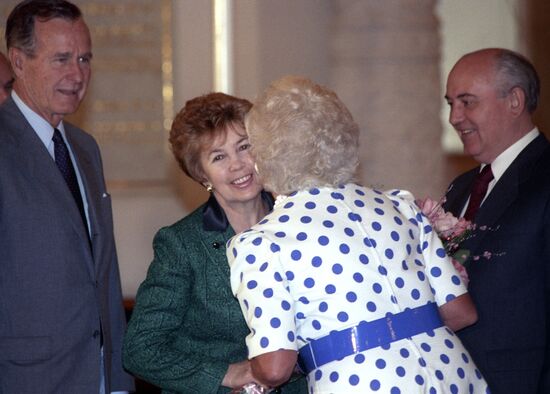 Mikhail Gorbachev and George Bush Sr. with wives