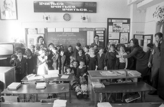 Traveler Dmitry Shparo at Chukchi school