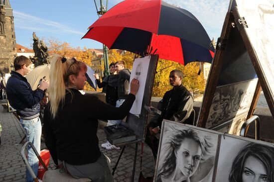 Artists at Charles Bridge