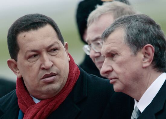 Hugo Chavez and Igor Sechin