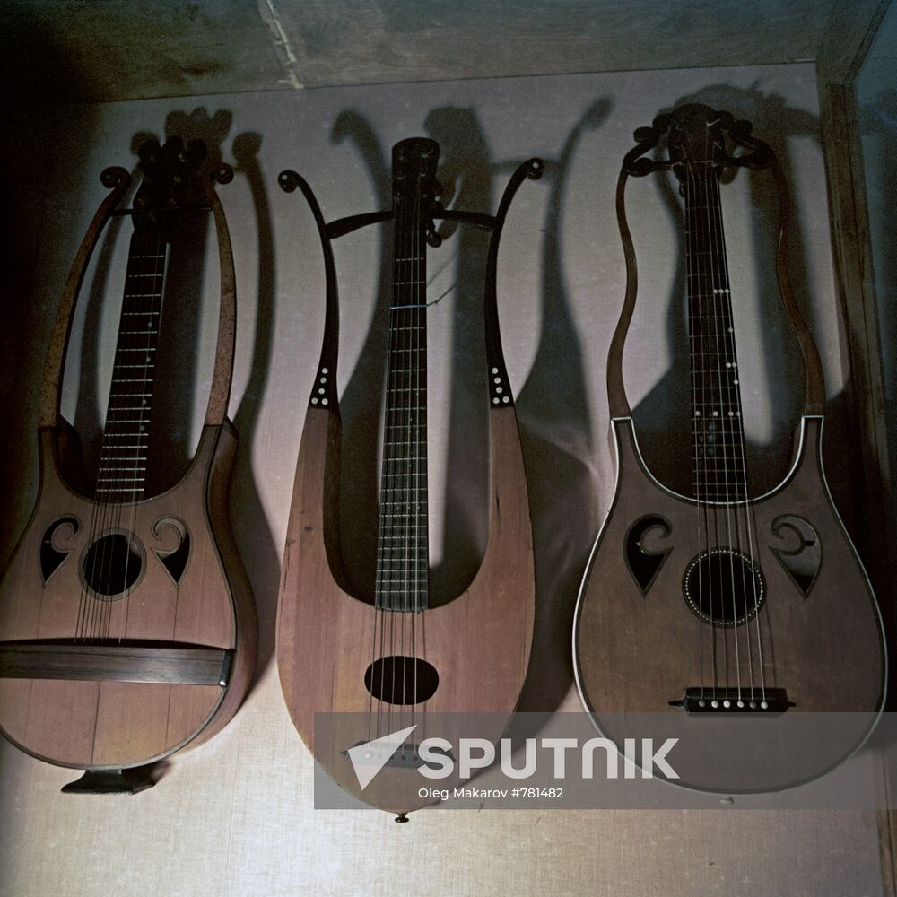 Lyriform guitars