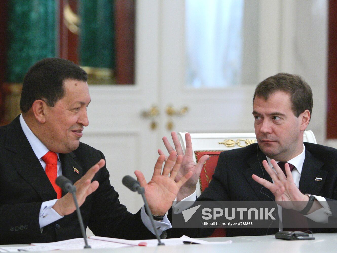 Dmitry Medvedev meets with Hugo Chavez