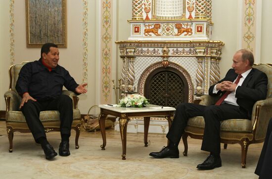 Vladimir Putin meets with Hugo Chavez