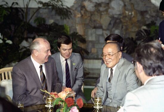 The visit of M. Gorbachev to the People's Republic of China