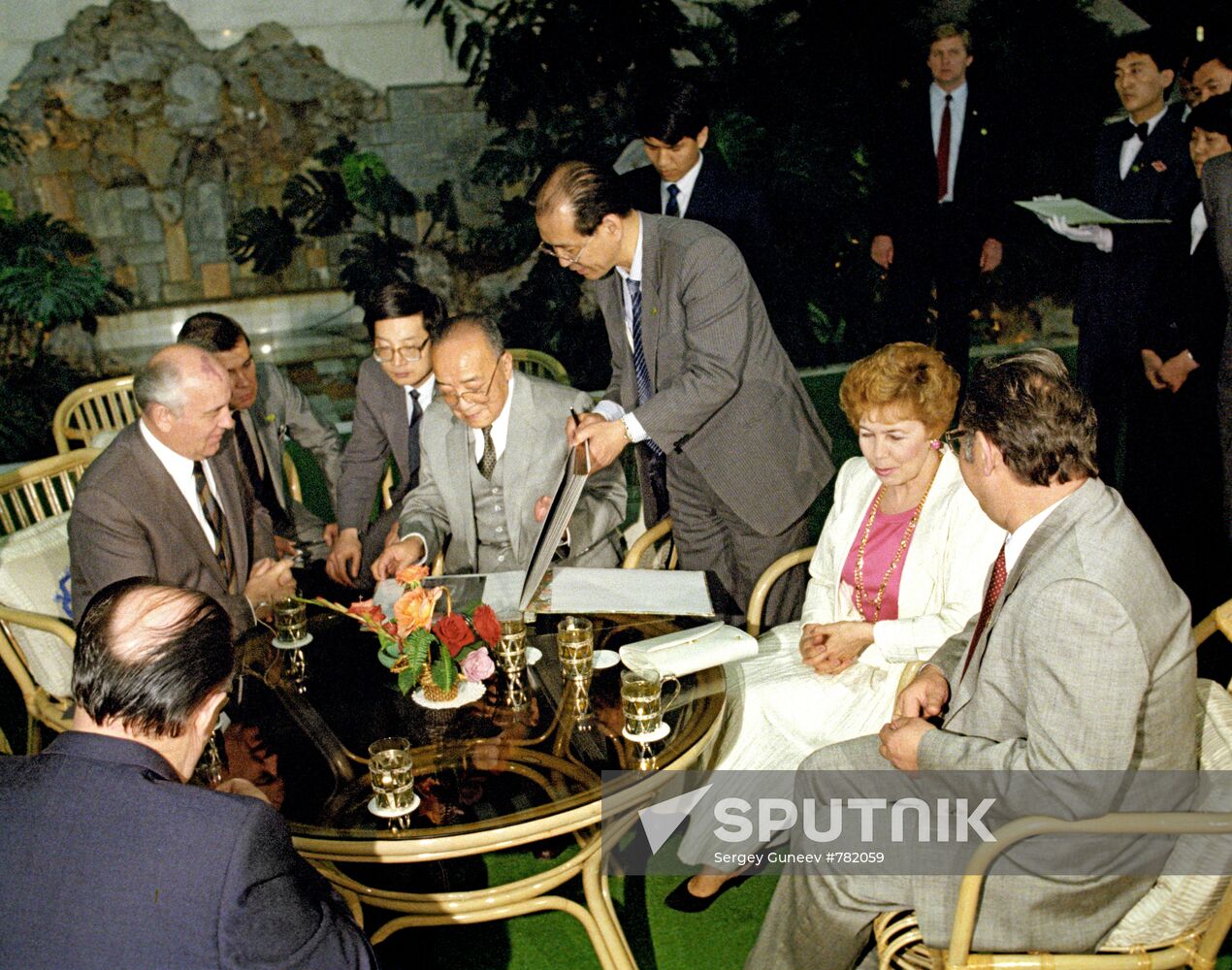 The visit of M. Gorbachev to the People's Republic of China