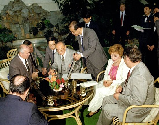 The visit of M. Gorbachev to the People's Republic of China