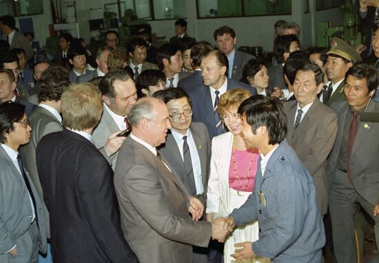 Mikhail Gorbachev visits People's Republic of China